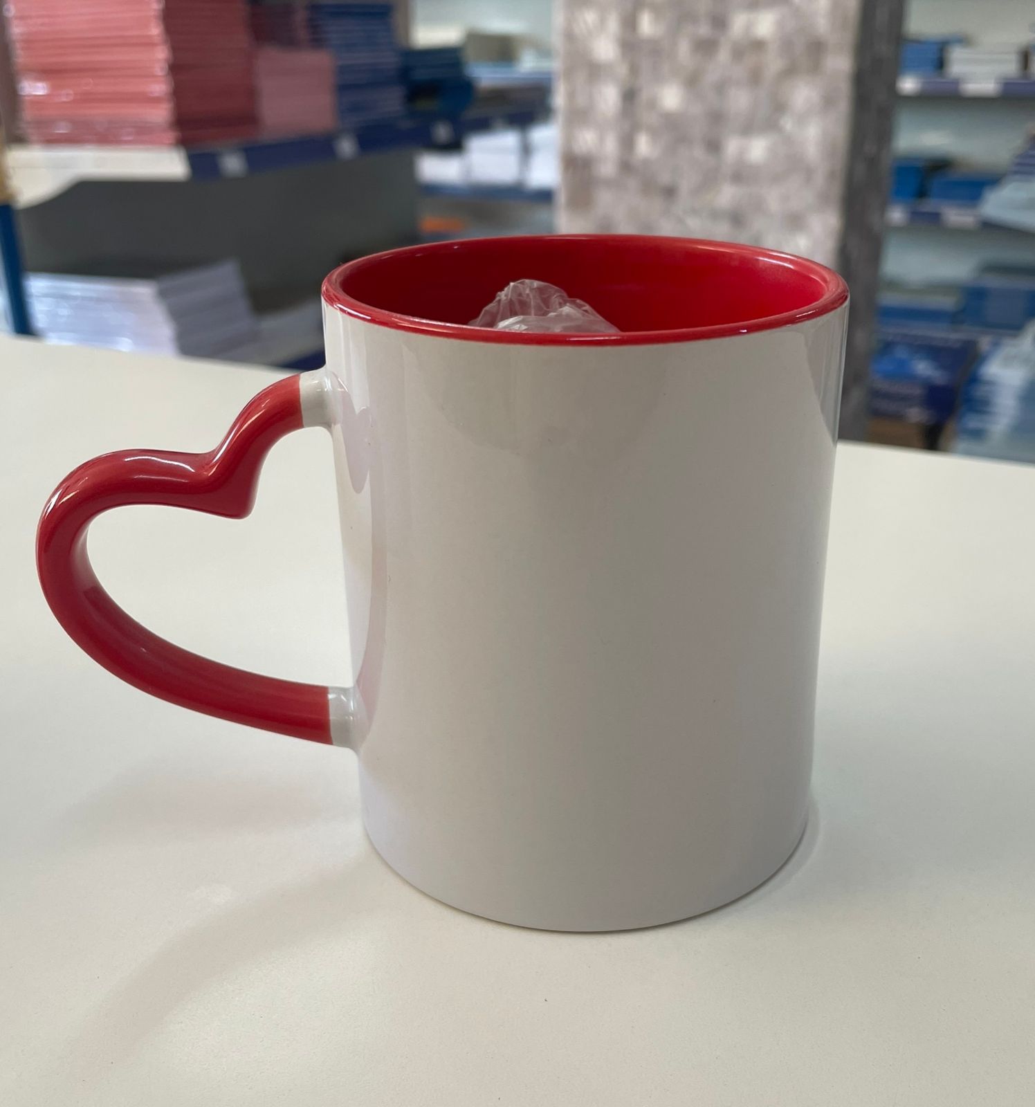 Caneca Cerâmica alça coração e  interior colorido